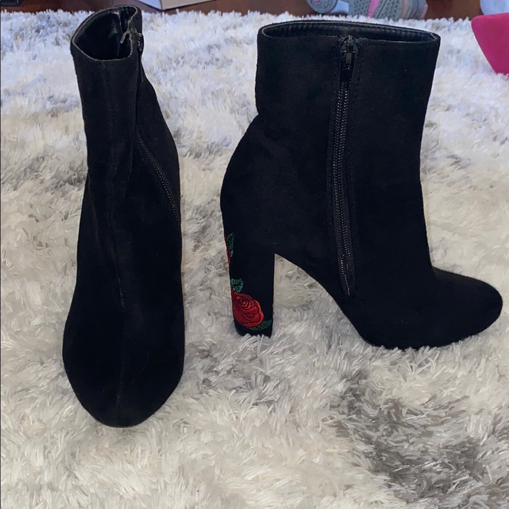 Elegant Black Ankle Boots with Rose Embroidery